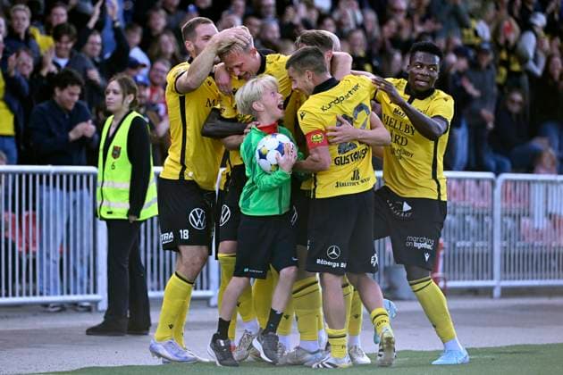 STOCKHOLM 20250928 Mjällbyspelare jublar med bollkalle efter 0-1 av Herman Johansson 2a fv under söndagens fotbollsmatch i allsvenskan mellan IF Brommapojkarna och Mjällby AIF pa Grimsta IP. STOCKHOLM Sverige x10070x Copyright: xJessicaxGow TTx ALLSVENSKAN BROMMAPOJKARNA-MJÄLLBY