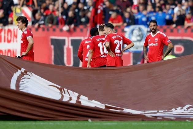 Enttaeuschung, niedergeschlagen, deprimiert, frust, enttaeuscht, enttaeuscht schauend, dissapointed bei den Nürnberger Spieler nach der Niederlage gegen Hertha, 28.09.2025, Fussball, 2. Bundesliga, 1. FC Nuernberg - Hertha BSC, DEU, Nürnberg, Max-Morlock-Stadion, DFL REGULATIONS PROHIBIT ANY USE OF PHOTOGRAPHS AS IMAGE SEQUENCES AND OR QUASI-VIDEO.