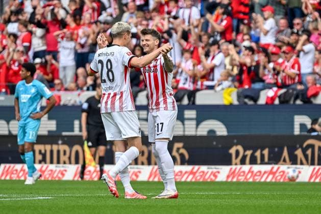 Matthias Ginter (SC Freiburg, 28), Lukas Kuebler (SC Freiburg, 17) freuen sich nach dem Tor zum 1:0 durch Lukas Kuebler (SC Freiburg, 17) GER, SC Freiburg - TSG 1899 Hoffenheim, Fussball, Bundesliga, 5. Spieltag, Saison 2025 2026, 28.09.2025 DFL DFB REGULATIONS PROHIBIT ANY USE OF PHOTOGRAPHS AS IMAGE SEQUENCES AND OR QUASI-VIDEO GER, SC Freiburg - TSG 1899 Hoffenheim, Fussball, Bundesliga, 5. Spieltag, Saison 2025 2026, 28.09.2025 Freiburg Copyright: xEibner-Pressefoto ThomasxHessx EP_THS