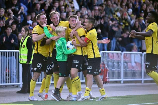 STOCKHOLM 20250928 Mjällby players celebrate with a ball after 0-1 by Herman Johansson 2a fv during Sunday s football match in the Allsvenskan between IF Brommapojkarna and Mjällby AIF at Grimsta IP. STOCKHOLM Sweden x10070x Copyright: xJessicaxGow TTx ALLSWEDEN BROMMAPOJKARNA-MJÄLLBY