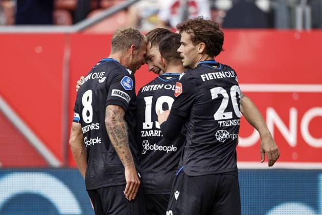 UTRECHT (L-R) Luuk Brouwers of SC Heerenveen, Dylan Vente of SC Heerenveen, Vasilios Zagaritis of SC Heerenveen, and Jacob Trenskow of SC Heerenveen celebrate the 1-1 draw during the Dutch Eredivisie match between FC Utrecht and SC Heerenveen at the Galgenwaard Stadium on September 28, 2025, in Utrecht, Netherlands. ANP MAURICE VAN STEEN Eredivisie 2025 26 xVIxANPxSportx xxANPxIVx 537733616 originalFilename: 537733616.jpg