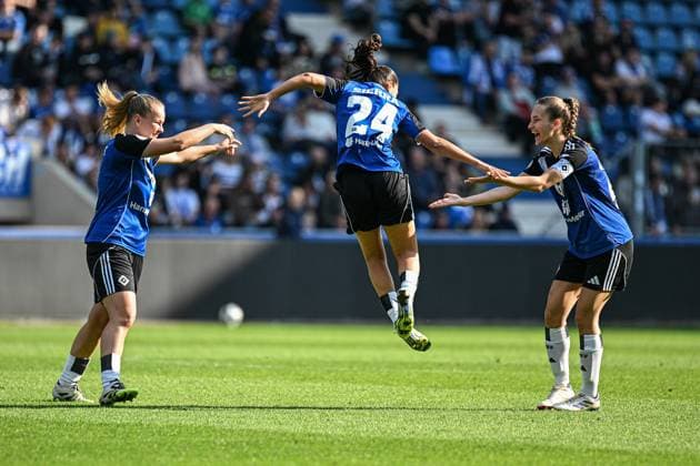 Fußball I Frauen I Saison 2025-2026 I DFB-Pokal I 1. FC Magdeburg - Hamburger SV I 28.09.2025 Torjubel Svea Stoldt (8, Hamburger SV), Torschützin Almudena Sierra (24, Hamburger SV) mit Luftsprung, Emilia Angelika Hirche (20, Hamburger SV) (v.l.n.r.) Magdeburg Avnet Arena (Heinz-Krügel-Platz 1) Sachsen-Anhalt Deutschland Copyright: xLobeca InesxHähnelx