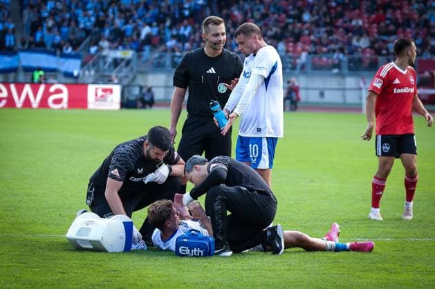 Verletzungspause eines Berliner Spielers, mit Referee Schiedsrichter Marc Philip Eckermann, 1. FC Nuernberg vs. Hertha BSC Berlin, DFL, 2. Bundesliga, Saison 2025 2026, Max-Morlock-Stadion, Hinrunde, 7. Spieltag, 28.09.2025 DFB regulations prohibit any use of photographs as image sequences and or quasi-video Nuernberg Bayern Deutschland