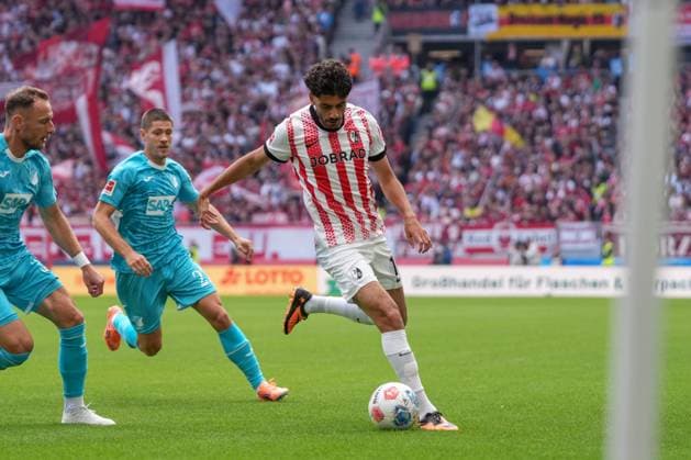 Eren Sami Dinkci (SC Freiburg, 18) am Ball , Deutschland, Fussball, 1. Bundesliga, 5.Spieltag, 2025 2026, SC Freiburg vs. TSG Hoffenheim, 28.09.2025, Europa-Park Stadion, Freiburg, Deutschland DFL REGULATIONS PROHIBIT ANY USE OF PHOTOGRAPHS AS IMAGE SEQUENCES AND OR QUASI-VIDEO. Freiburg Europa-Park Stadion Baden-Württemberg Deutschland Copyright: xArnexAmbergx