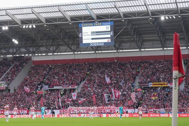 Spruchband der Fans und Ultras auf der Tribüne, Banner, VAR, Videobeweis, Tor , Deutschland, Fussball, 1. Bundesliga, 5.Spieltag, 2025 2026, SC Freiburg vs. TSG Hoffenheim, 28.09.2025, Europa-Park Stadion, Freiburg, Deutschland DFL REGULATIONS PROHIBIT ANY USE OF PHOTOGRAPHS AS IMAGE SEQUENCES AND OR QUASI-VIDEO. Freiburg Europa-Park Stadion Baden-Württemberg Deutschland Copyright: xArnexAmbergx