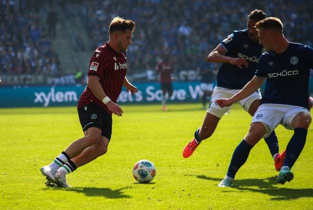 Deutschland: Fussball 2.Bundesliga 2025 26, 7. Spieltag - Hannover 96 vs Arminia Bielefeld - Heinz von Heiden Arena Stadion (Hannover): Benjamin Källman Benjamin Kallman (Hannover 96, 9) Hannover