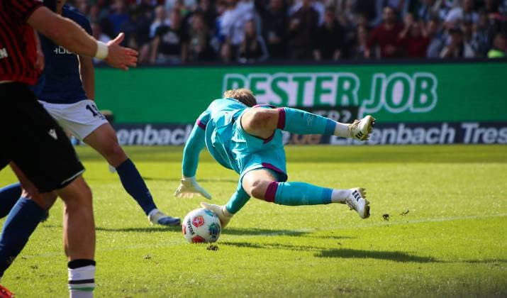 Deutschland: Fussball 2.Bundesliga 2025 26, 7. Spieltag - Hannover 96 vs Arminia Bielefeld - Heinz von Heiden Arena Stadion (Hannover): Jonas Kersken (Arminia Bielefeld, 1) Hannover
