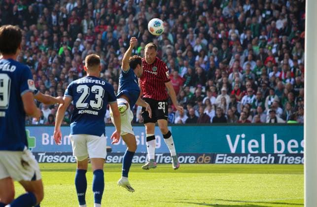Deutschland: Fussball 2.Bundesliga 2025 26, 7. Spieltag - Hannover 96 vs Arminia Bielefeld - Heinz von Heiden Arena Stadion (Hannover): Maurice Neubauer (Hannover 96, 33) Hannover