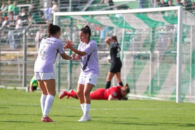Fußball DFB-Pokal Frauen: BSG Chemie Leipzig vs. FC Carl Zeiss Jena; 28.09.2025 Noemi Gentile (25, Carl Zeiss Jena) zelebriert zusammen mit Anika Metzner (4, Carl Zeiss Jena) den Tor-Jubel. Fußball, DFB-Pokal Frauen, Saison 2025 2026, 1. Runde: BSG Chemie Leipzig vs. FC Carl Zeiss Jena am 28.09.2025 im Alfred-Kunze-Sportpark, Leipzig Leutzsch. Copyright: xBEAUTIFULxSPORTS JanxKaeferx