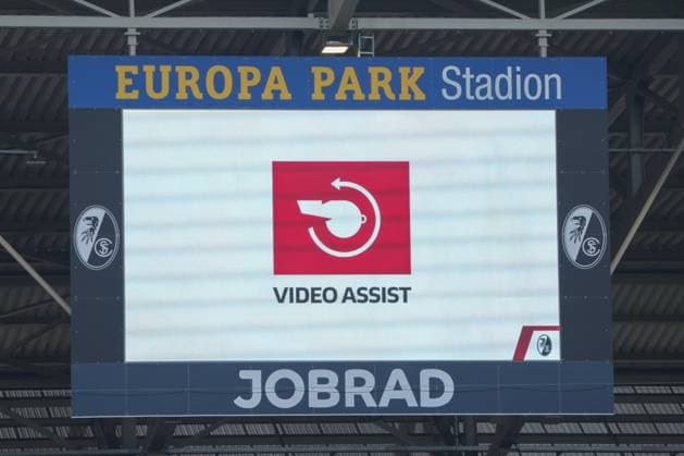 1. Bundesliga: SC Freiburg vs TSG 1899 Hoffenheim, 28.09.2025 Video Assist zum 1:0 1. Bundesliga: SC Freiburg vs TSG 1899 Hoffenheim, Europa-Park-Stadion, 28.09.2025 DFB DFL REGULATIONS PROHIBIT ANY USE OF PHOTOGRAPHS AS IMAGE SEQUENCES AND OR QUASI-VIDEO. Copyright: xBEAUTIFULxSPORTS Boscox
