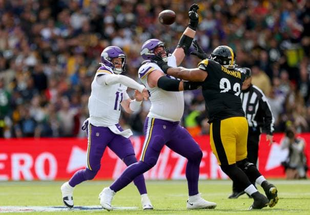 NFL, American Football Herren, USA Week 4, Croke Park, Dublin 28 9 2025 Pittsburgh Steelers vs Minnesota Vikings Vikings™ Carson Wentz Carson Wentz 28 9 2025  Copyright: x INPHO JamesxCrombiex JCR16976