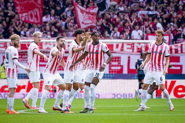 Deutschland: Fussball Bundesliga 2025 26, 5. Spieltag - SC Freiburg vs TSG Hoffenheim - Europa-Park-Stadion (Freiburg): Tor und Torjubel zum 1:0 durch Junior Adamu (SC Freiburg, 20) nach VAR Check kein Abseits. Freude, Emotionen, Jubel Copyright: xJOERANxSTEINSIEKx