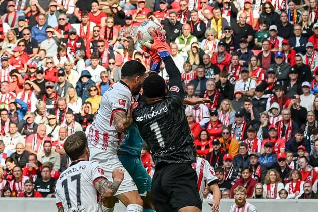 Fisnik Asllani (TSG Hoffenheim, 11), Anthony Jung (SC Freiburg, 05) blockieren Noah Atubolu (SC Freiburg, 01) GER, SC Freiburg - TSG 1899 Hoffenheim, Fussball, Bundesliga, 5. Spieltag, Saison 2025 2026, 28.09.2025 DFL DFB REGULATIONS PROHIBIT ANY USE OF PHOTOGRAPHS AS IMAGE SEQUENCES AND OR QUASI-VIDEO GER, SC Freiburg - TSG 1899 Hoffenheim, Fussball, Bundesliga, 5. Spieltag, Saison 2025 2026, 28.09.2025 Freiburg Copyright: xEibner-Pressefoto ThomasxHessx EP_THS