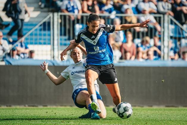 DFB-Pokal Frauen: 1. FC Magdeburg vs. Hamburger SV, 28.09.25 Vildan Karde?ler (Hamburger SV, 7) im Zweikampf mit Laura Krug (1. FC Magdeburg, 7); DFB-Pokal Frauen 2025 2026, 1. Runde: 1. FC Madgeburg vs. Hamburger SV am 28.09.2025 in der Avnet Arena, Magdeburg DFB DFL REGULATIONS PROHIBIT ANY USE OF PHOTOGRAPHS AS IMAGE SEQUENCES AND OR QUASI-VIDEO. Copyright: xBEAUTIFULxSPORTS Tonhäuserx