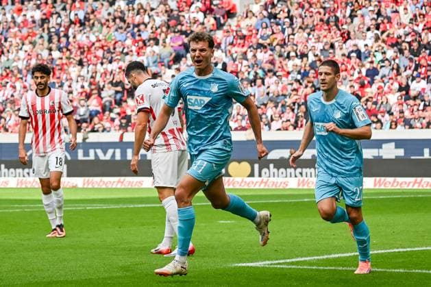 Jubel zum Tor zum 1:1 durch Fisnik Asllani (TSG Hoffenheim, 11) mit Andrej Kramaric (TSG Hoffenheim, 27) GER, SC Freiburg - TSG 1899 Hoffenheim, Fussball, Bundesliga, 5. Spieltag, Saison 2025 2026, 28.09.2025 DFL DFB REGULATIONS PROHIBIT ANY USE OF PHOTOGRAPHS AS IMAGE SEQUENCES AND OR QUASI-VIDEO GER, SC Freiburg - TSG 1899 Hoffenheim, Fussball, Bundesliga, 5. Spieltag, Saison 2025 2026, 28.09.2025 Freiburg Copyright: xEibner-Pressefoto ThomasxHessx EP_THS