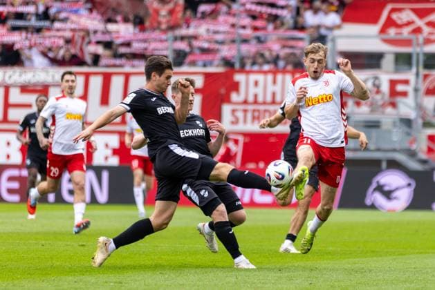 28.09.2025, Fussball, GER, Saison, 3.Liga, Saision 2025 2026, 8. Spieltag, SSV Jahn Regensburg - SC Verl Martin Ens gegen Noel Eichinger (Regensburg) DFL REGULATIONS PROHIBIT ANY USE OF PHOTOGRAPHS AS IMAGE SEQUENCES AND OR QUASI-VIDEO.