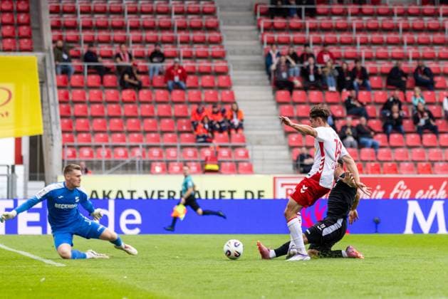 28.09.2025, Fussball, GER, Saison, 3.Liga, Saision 2025 2026, 8. Spieltag, SSV Jahn Regensburg - SC Verl Dustin Forkel (SSV Jahn Regensburg) scheitert an Philipp Schulze (Verl) DFL REGULATIONS PROHIBIT ANY USE OF PHOTOGRAPHS AS IMAGE SEQUENCES AND OR QUASI-VIDEO.