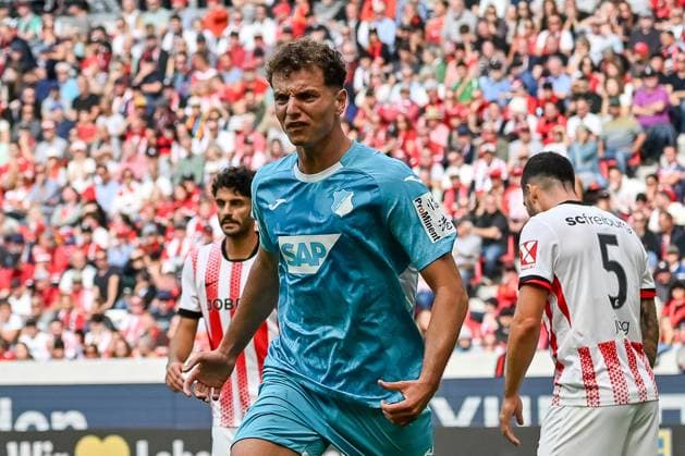 Jubel zum Tor zum 1:1 durch Fisnik Asllani (TSG Hoffenheim, 11) GER, SC Freiburg - TSG 1899 Hoffenheim, Fussball, Bundesliga, 5. Spieltag, Saison 2025 2026, 28.09.2025 DFL DFB REGULATIONS PROHIBIT ANY USE OF PHOTOGRAPHS AS IMAGE SEQUENCES AND OR QUASI-VIDEO GER, SC Freiburg - TSG 1899 Hoffenheim, Fussball, Bundesliga, 5. Spieltag, Saison 2025 2026, 28.09.2025 Freiburg Copyright: xEibner-Pressefoto ThomasxHessx EP_THS