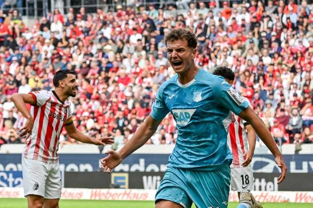 Jubel zum Tor zum 1:1 durch Fisnik Asllani (TSG Hoffenheim, 11) GER, SC Freiburg - TSG 1899 Hoffenheim, Fussball, Bundesliga, 5. Spieltag, Saison 2025 2026, 28.09.2025 DFL DFB REGULATIONS PROHIBIT ANY USE OF PHOTOGRAPHS AS IMAGE SEQUENCES AND OR QUASI-VIDEO GER, SC Freiburg - TSG 1899 Hoffenheim, Fussball, Bundesliga, 5. Spieltag, Saison 2025 2026, 28.09.2025 Freiburg Copyright: xEibner-Pressefoto ThomasxHessx EP_THS