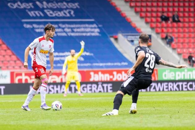 28.09.2025, Fussball, GER, Saison, 3.Liga, Saision 2025 2026, 8. Spieltag, SSV Jahn Regensburg - SC Verl Dustin Forkel (SSV Jahn Regensburg) gegen Yari Otto (Verl) DFL REGULATIONS PROHIBIT ANY USE OF PHOTOGRAPHS AS IMAGE SEQUENCES AND OR QUASI-VIDEO.