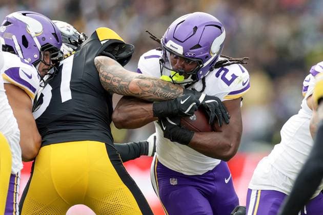 NFL, American Football Herren, USA Week 4, Croke Park, Dublin 28 9 2025 Pittsburgh Steelers vs Minnesota Vikings Minnesota Vikings Jordan Mason and Nick Herbig of the Pittsburgh Steelers Jordan Mason and Nick Herbig 28 9 2025  Copyright: x INPHO LaszloxGeczox LG_010606