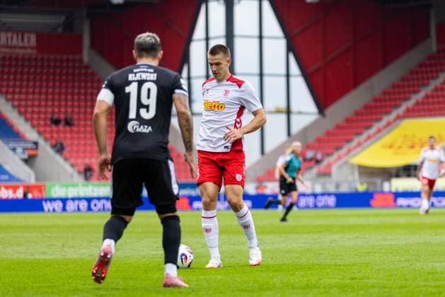 28.09.2025, Fussball, GER, Saison, 3.Liga, Saision 2025 2026, 8. Spieltag, SSV Jahn Regensburg - SC Verl Florian Dietz (SSV Jahn Regensburg) gegen Niko Kijewski (Verl) DFL REGULATIONS PROHIBIT ANY USE OF PHOTOGRAPHS AS IMAGE SEQUENCES AND OR QUASI-VIDEO.
