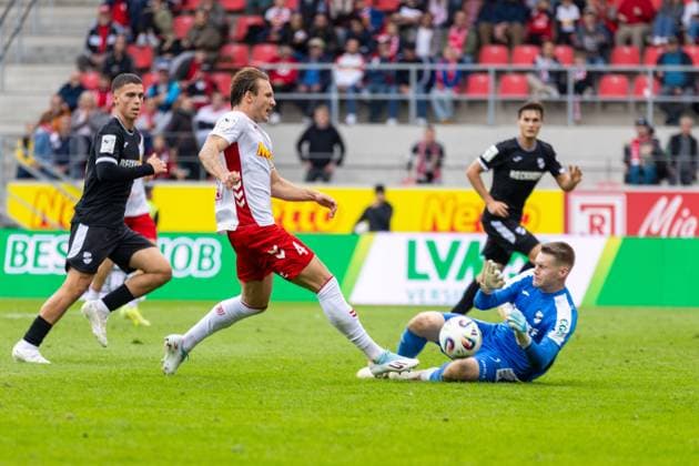 28.09.2025, Fussball, GER, Saison, 3.Liga, Saision 2025 2026, 8. Spieltag, SSV Jahn Regensburg - SC Verl Felix Strauss (SSV Jahn Regensburg) scheitert an Philipp Schulze (Verl) DFL REGULATIONS PROHIBIT ANY USE OF PHOTOGRAPHS AS IMAGE SEQUENCES AND OR QUASI-VIDEO.