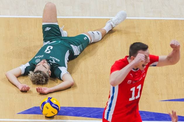 (250928) -- PASAY CITY, Sept. 28, 2025 -- Jakub Popiwczak (back L) of Poland reacts during the bronze medal match between Poland and the Czech Republic at the FIVB Men s World Championship, WM, Weltmeisterschaft 2025 in Pasay City, the Philippines, Sept. 28, 2025. ) (SP)PHILIPPINES-PASAY CITY-FIVB MEN S WORLD CHAMPIONSHIP 2025-BRONZE MEDAL MATCH ROUELLExUMALI 