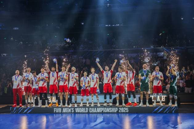 (250928) -- PASAY CITY, Sept. 28, 2025 -- Players of Poland celebrate after the bronze medal match between Poland and the Czech Republic at the FIVB Men s World Championship, WM, Weltmeisterschaft 2025 in Pasay City, the Philippines, Sept. 28, 2025. ) (SP)PHILIPPINES-PASAY CITY-FIVB MEN S WORLD CHAMPIONSHIP 2025-BRONZE MEDAL MATCH ROUELLExUMALI 
