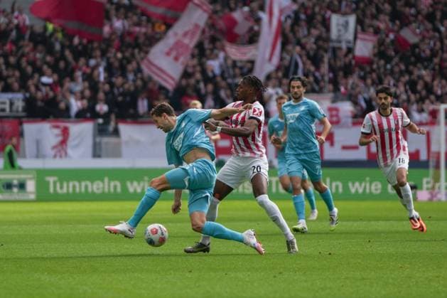 1. Bundesliga: SC Freiburg vs TSG 1899 Hoffenheim, 28.09.2025 Zweikampf zwischen Arthur Chaves (TSG Hoffenheim, 35) und Junior Adamu (SC Freiburg, 20) 1. Bundesliga: SC Freiburg vs TSG 1899 Hoffenheim, Europa-Park-Stadion, 28.09.2025 DFB DFL REGULATIONS PROHIBIT ANY USE OF PHOTOGRAPHS AS IMAGE SEQUENCES AND OR QUASI-VIDEO. Copyright: xBEAUTIFULxSPORTS Boscox