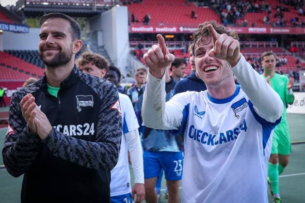 Schlussjubel der Mannschaft von Hertha BSC nach dem 0:3-Auswaertssieg, mit Leon Jensen 5 (Hertha BSC Berlin), 1. FC Nuernberg vs. Hertha BSC Berlin, DFL, 2. Bundesliga, Saison 2025 2026, Max-Morlock-Stadion, Hinrunde, 7. Spieltag, 28.09.2025 DFB regulations prohibit any use of photographs as image sequences and or quasi-video Nuernberg Bayern Deutschland