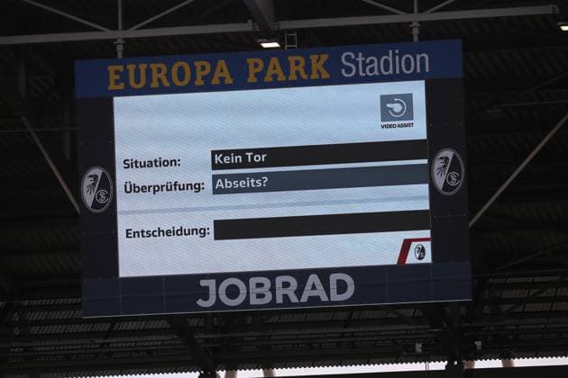 28.09.2025, xmohx, Fussball 1.Bundesliga, SC Freiburg - TSG Hoffenheim v.l. VAR auf der Anzeigetafel (DFL DFB REGULATIONS PROHIBIT ANY USE OF PHOTOGRAPHS as IMAGE SEQUENCES and or QUASI-VIDEO) Freiburg