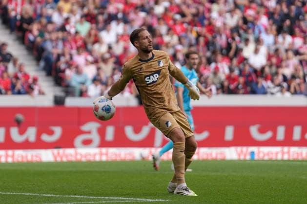 Oliver Baumann (TSG Hoffenheim, 01) am Ball , Deutschland, Fussball, 1. Bundesliga, 5.Spieltag, 2025 2026, SC Freiburg vs. TSG Hoffenheim, 28.09.2025, Europa-Park Stadion, Freiburg, Deutschland DFL REGULATIONS PROHIBIT ANY USE OF PHOTOGRAPHS AS IMAGE SEQUENCES AND OR QUASI-VIDEO. Freiburg Europa-Park Stadion Baden-Württemberg Deutschland Copyright: xArnexAmbergx