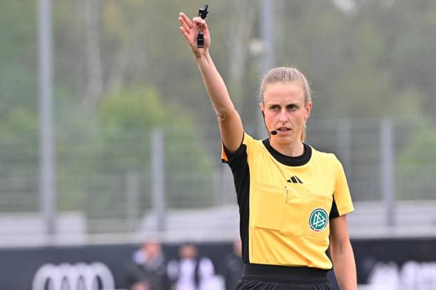28.09.2025 - Fussball - Saison 2025 2026 - 1. DFB-Pokal - 1. Runde: FC Ingolstadt 04 FCI - 1. FC Nürnberg FCN ( Club Clubfrauen ) - Sportfoto Zink MeZi - xmexzix - Davina Lutz ( Schiedsrichter in )