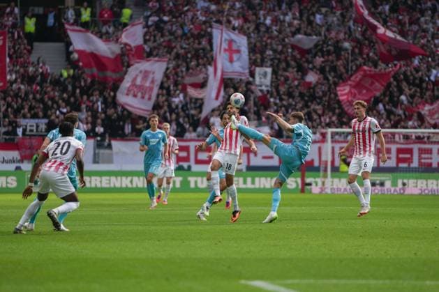 1. Bundesliga: SC Freiburg vs TSG 1899 Hoffenheim, 28.09.2025 Eren Dinkçi (SC Freiburg, 18) im Zweikampf mit Wouter Burger (TSG Hoffenheim, 18) 1. Bundesliga: SC Freiburg vs TSG 1899 Hoffenheim, Europa-Park-Stadion, 28.09.2025 DFB DFL REGULATIONS PROHIBIT ANY USE OF PHOTOGRAPHS AS IMAGE SEQUENCES AND OR QUASI-VIDEO. Copyright: xBEAUTIFULxSPORTS Boscox
