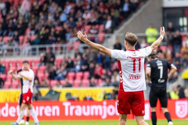 28.09.2025, Fussball, GER, Saison, 3.Liga, Saision 2025 2026, 8. Spieltag, SSV Jahn Regensburg - SC Verl Jubel nach dem Schlusspfiff bei Noel Eichinger (Regensburg) DFL REGULATIONS PROHIBIT ANY USE OF PHOTOGRAPHS AS IMAGE SEQUENCES AND OR QUASI-VIDEO.