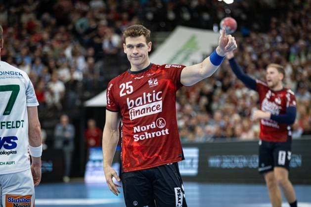 DAIKIN HBL: SG Flensburg-Handewitt vs FRISCH AUF! Göppingen; 28.09.25 Daumen hoch bei Lukas Jørgensen (Nr.25, SG Flensburg-Handewitt) DAIKIN HBL: SG Flensburg-Handewitt vs FRISCH AUF! Göppingen, GP JOULE Arena am 28.09.25 Copyright: xBEAUTIFULxSPORTS MarioxM.xKobergx