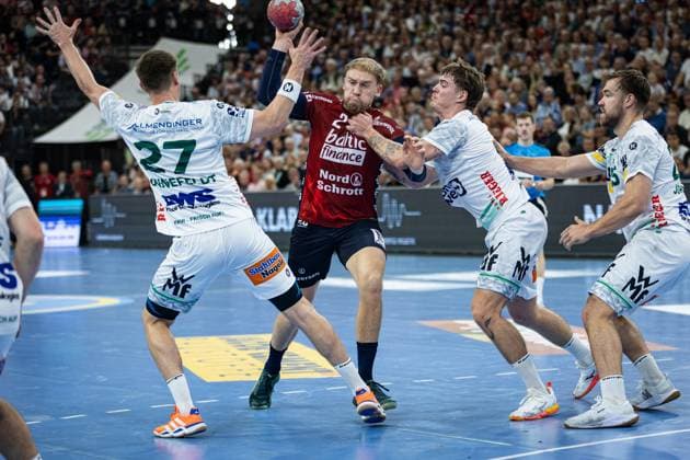 DAIKIN HBL: SG Flensburg-Handewitt vs FRISCH AUF! Göppingen; 28.09.25 Simon Pytlick (Nr.02, SG Flensburg-Handewitt) im Angriff DAIKIN HBL: SG Flensburg-Handewitt vs FRISCH AUF! Göppingen, GP JOULE Arena am 28.09.25 Copyright: xBEAUTIFULxSPORTS MarioxM.xKobergx