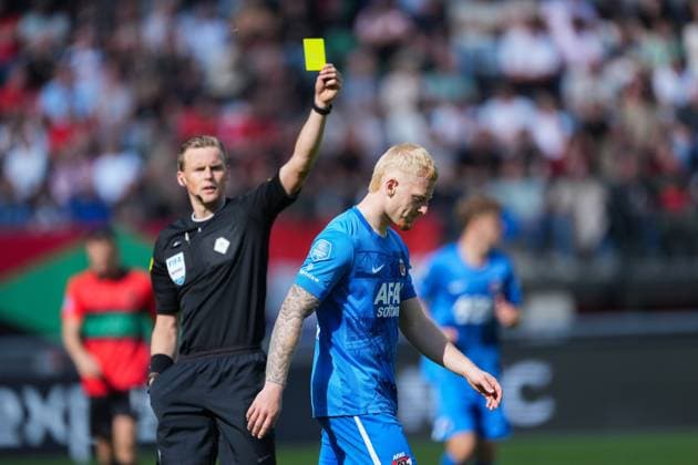 NIJMEGEN - AZ s Mexx Meerdink receives a yellow card from referee Sander van der Eijk during the Dutch Eredivisie match between NEC Nijmegen and AZ at De Goffert on September 28, 2025, in Nijmegen, Netherlands. ANP RENE BOUWMAN Eredivisie 2025 26 xVIxANPxSportx xxANPxIVx 537734997 originalFilename: 537734997.jpg