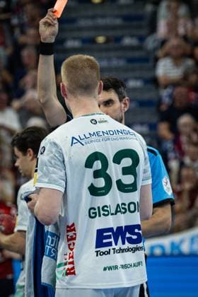 DAIKIN HBL: SG Flensburg-Handewitt vs FRISCH AUF! Göppingen; 28.09.25 Rote Karte gegen Ymir Örn Gislason (Nr.33, Frisch auf Göppingen) DAIKIN HBL: SG Flensburg-Handewitt vs FRISCH AUF! Göppingen, GP JOULE Arena am 28.09.25 Copyright: xBEAUTIFULxSPORTS MarioxM.xKobergx