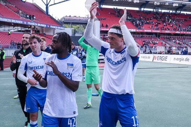 Schlussjubel der Mannschaft von Hertha BSC, mit Deyovaisio Zeefuik 42 (Hertha BSC Berlin), Tjark Ernst 1 (Hertha BSC Berlin) und Fabian Reese 11 (Hertha BSC Berlin), 1. FC Nuernberg vs. Hertha BSC Berlin, DFL, 2. Bundesliga, Saison 2025 2026, Max-Morlock-Stadion, Hinrunde, 7. Spieltag, 28.09.2025 DFB regulations prohibit any use of photographs as image sequences and or quasi-video Nuernberg Bayern Deutschland