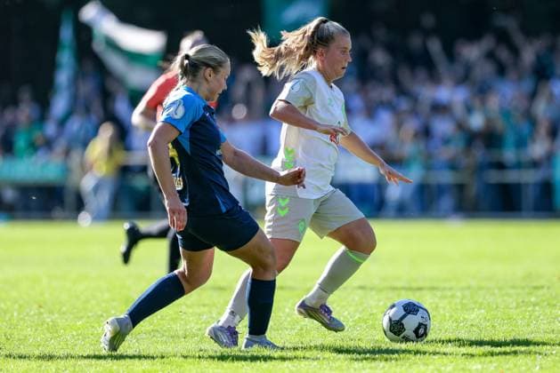 v.li.: Nele Schwedler (SC Victoria Hamburg, 24) und Ricarda Walkling (SV Werder Bremen, 13) im Zweikampf, Duell, Dynamik, Aktion, Action, Spielszene, DIE DFB-RICHTLINIEN UNTERSAGEN JEGLICHE NUTZUNG VON FOTOS ALS SEQUENZBILDER UND ODER VIDEOÄHNLICHE FOTOSTRECKEN. DFB REGULATIONS PROHIBIT ANY USE OF PHOTOGRAPHS AS IMAGE SEQUENCES AND OR QUASI-VIDEO., 28.09.2025, Hamburg (Deutschland), Fussball, DFB-Pokal Frauen, SC Victoria Hamburg - SV Werder Bremen