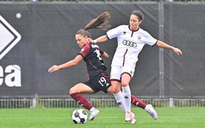 28.09.2025 - Fussball - Saison 2025 2026 - 1. DFB-Pokal - 1. Runde: FC Ingolstadt 04 FCI - 1. FC Nürnberg FCN ( Club Clubfrauen ) - Sportfoto Zink MeZi - xmexzix - Sanja Homann (19, 1. FC Nürnberg FCN ) Annika Kömm (26, FC Ingolstadt 04 FCI, rechts )