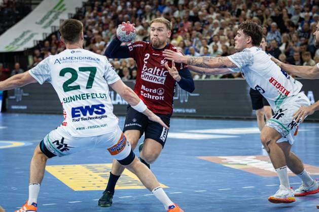 DAIKIN HBL: SG Flensburg-Handewitt vs FRISCH AUF! Göppingen; 28.09.25 Simon Pytlick (Nr.02, SG Flensburg-Handewitt) im Angriff DAIKIN HBL: SG Flensburg-Handewitt vs FRISCH AUF! Göppingen, GP JOULE Arena am 28.09.25 Copyright: xBEAUTIFULxSPORTS MarioxM.xKobergx