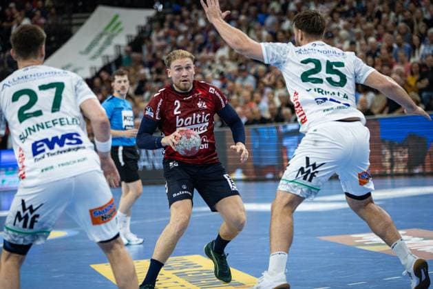DAIKIN HBL: SG Flensburg-Handewitt vs FRISCH AUF! Göppingen; 28.09.25 Simon Pytlick (Nr.02, SG Flensburg-Handewitt) im Angriff DAIKIN HBL: SG Flensburg-Handewitt vs FRISCH AUF! Göppingen, GP JOULE Arena am 28.09.25 Copyright: xBEAUTIFULxSPORTS MarioxM.xKobergx