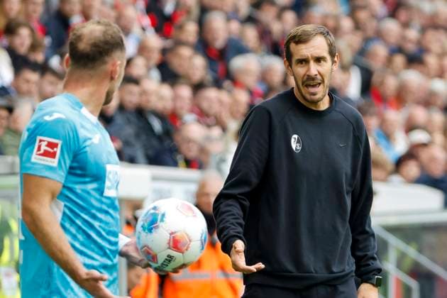 Vladimir Coufal (TSG Hoffenheim, 34) und Julian Schuster (SC Freiburg, Trainer) im Dialog , Deutschland, Fussball, 1. Bundesliga, 5.Spieltag, 2025 2026, SC Freiburg vs. TSG 1899 Hoffenheim, 28.09.2025, Europa-Park Stadion, Freiburg im Breisgau, Deutschland Freiburg im Breisgau Europa-Park Stadion Baden-Württemberg Deutschland Copyright: xGrantxHubbsx