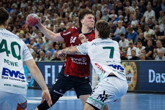 DAIKIN HBL: SG Flensburg-Handewitt vs FRISCH AUF! Göppingen; 28.09.25 Lasse Kjaer Møller (Nr.64, SG Flensburg-Handewitt) gegen Victor Klöve (Nr.07, Frisch auf Göppingen) DAIKIN HBL: SG Flensburg-Handewitt vs FRISCH AUF! Göppingen, GP JOULE Arena am 28.09.25 Copyright: xBEAUTIFULxSPORTS MarioxM.xKobergx