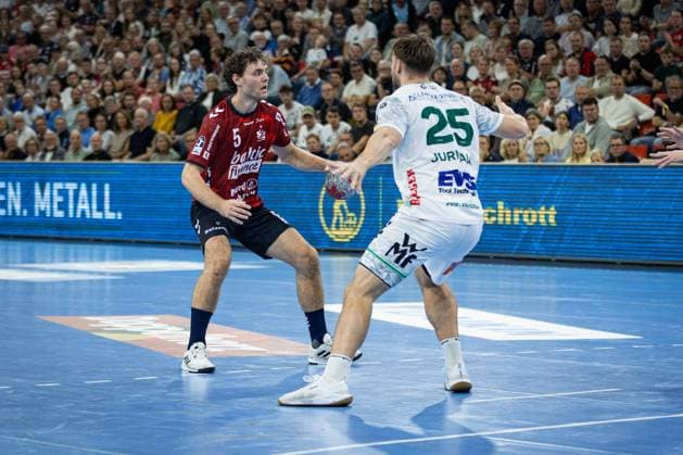DAIKIN HBL: SG Flensburg-Handewitt vs FRISCH AUF! Göppingen; 28.09.25 Niclas Kirkeløkke (Nr.05, SG Flensburg-Handewitt) gegen Ludvig Jurmala Åström (Nr.25, Frisch auf Göppingen) DAIKIN HBL: SG Flensburg-Handewitt vs FRISCH AUF! Göppingen, GP JOULE Arena am 28.09.25 Copyright: xBEAUTIFULxSPORTS MarioxM.xKobergx