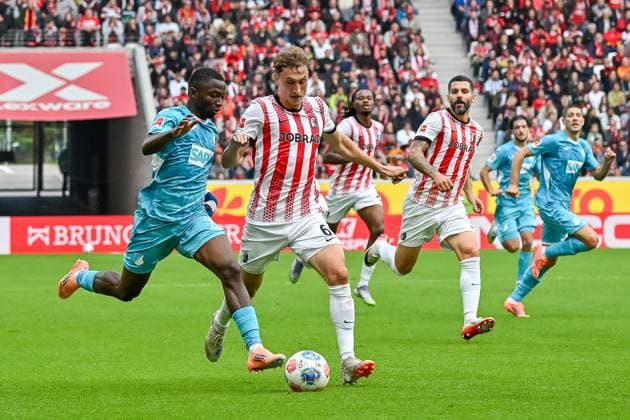 Bazoumana Toure (TSG Hoffenheim, 29), Patrick Osterhage (SC Freiburg, 06) im Laufduell um den Ball. GER, SC Freiburg - TSG 1899 Hoffenheim, Fussball, Bundesliga, 5. Spieltag, Saison 2025 2026, 28.09.2025 DFL DFB REGULATIONS PROHIBIT ANY USE OF PHOTOGRAPHS AS IMAGE SEQUENCES AND OR QUASI-VIDEO GER, SC Freiburg - TSG 1899 Hoffenheim, Fussball, Bundesliga, 5. Spieltag, Saison 2025 2026, 28.09.2025 Freiburg Copyright: xEibner-Pressefoto ThomasxHessx EP_THS