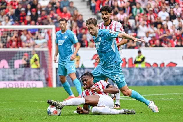 Jordy Makengo (SC Freiburg, 33) liegt am Baden und versucht den Ball zu spielen, hinter ihm Arthur Chaves (TSG Hoffenheim, 35) GER, SC Freiburg - TSG 1899 Hoffenheim, Fussball, Bundesliga, 5. Spieltag, Saison 2025 2026, 28.09.2025 DFL DFB REGULATIONS PROHIBIT ANY USE OF PHOTOGRAPHS AS IMAGE SEQUENCES AND OR QUASI-VIDEO GER, SC Freiburg - TSG 1899 Hoffenheim, Fussball, Bundesliga, 5. Spieltag, Saison 2025 2026, 28.09.2025 Freiburg Copyright: xEibner-Pressefoto ThomasxHessx EP_THS